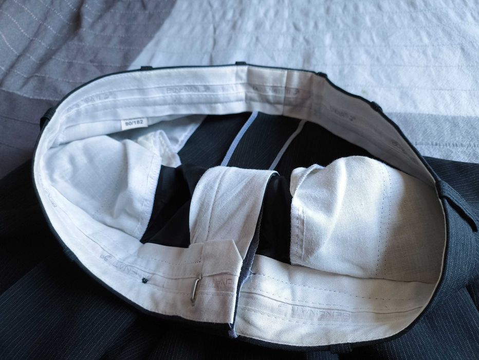 Garnitur czarny w prążek 182/104/90