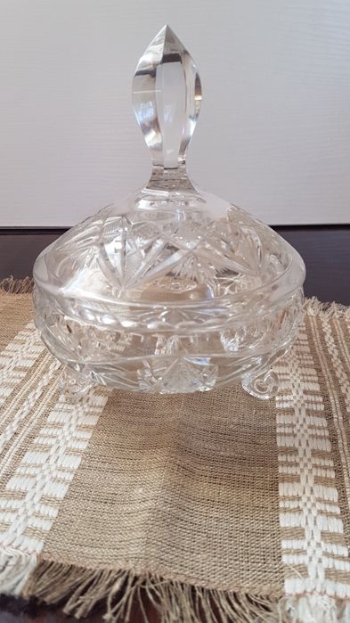 Elegancka bomboniera na nóżkach. Kryształ