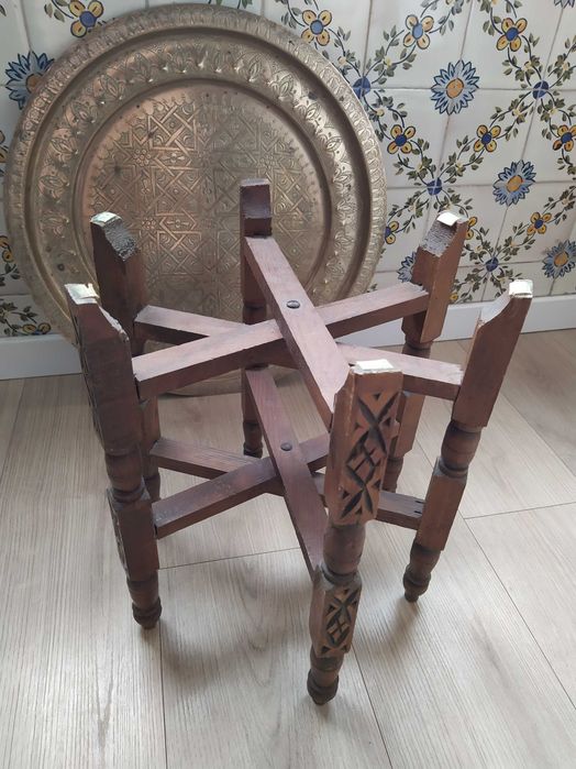 mesa marroquina em latão e madeira