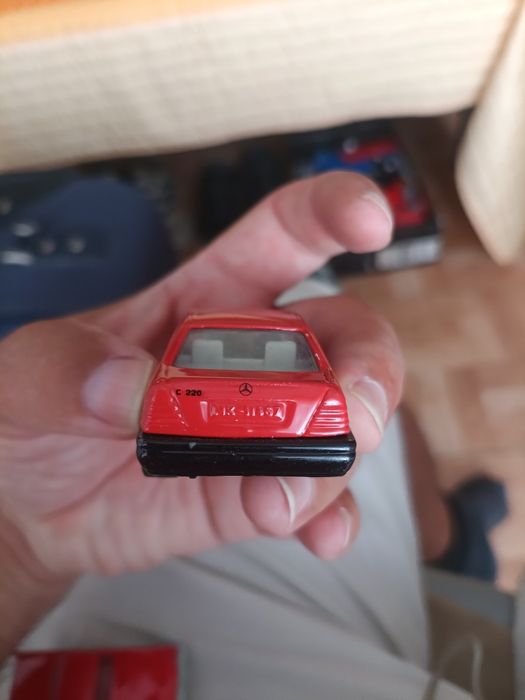 modelo à escala 1:55 do Mercedes-Benz C 220 (W202) fabricado pela Siku