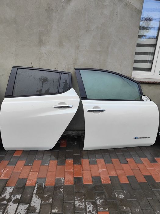 Nissan Leaf 2017-2022 двери комплект. Белые, черные и коричневые.