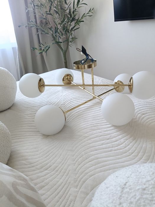 Złota lampa białe kule sufitowa wiszącą