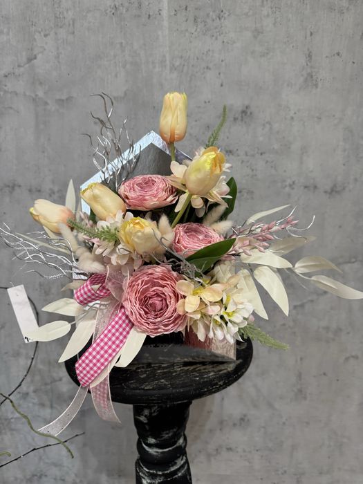 Elegancki flowerbox z srebrnej kopercie.