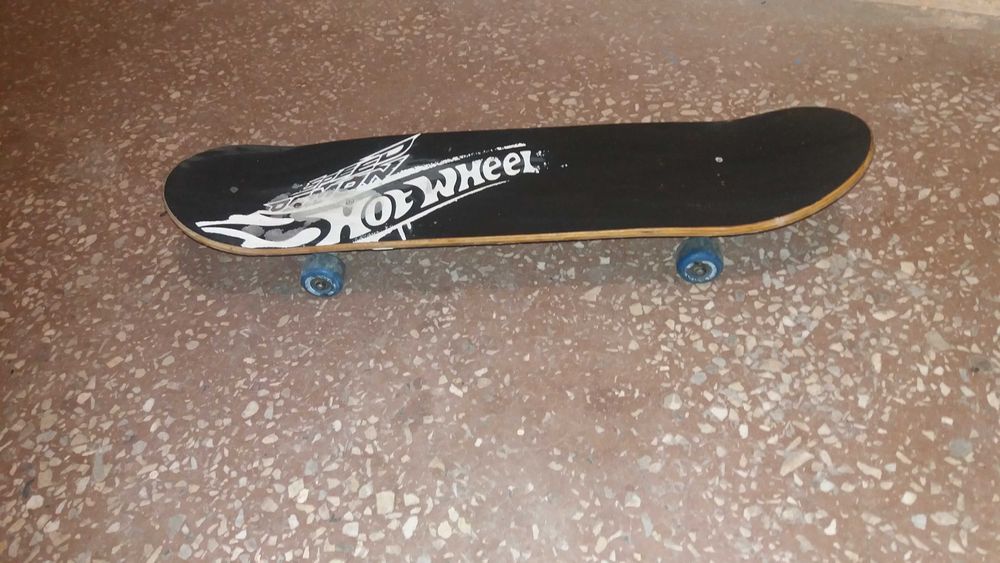 Продам скейтборд фирмы Hot Wheels, очень не много б/у.