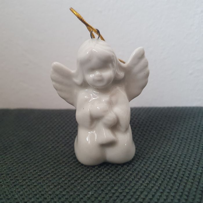 Ceramiczny aniołek z trąbką