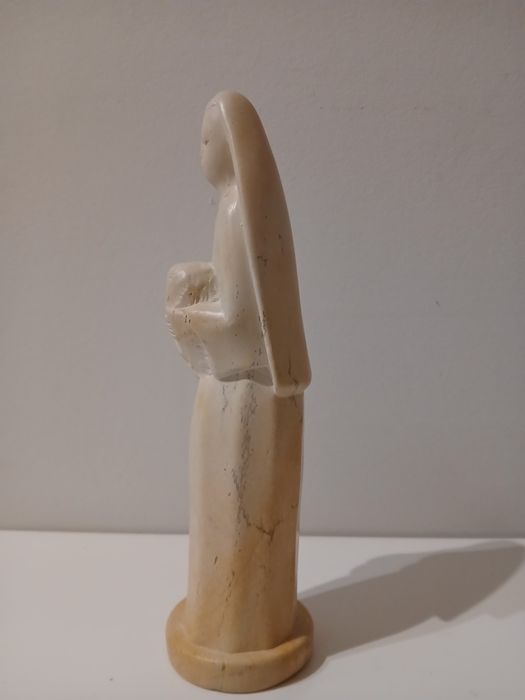 Escultura em pedra de Maria e Jesus