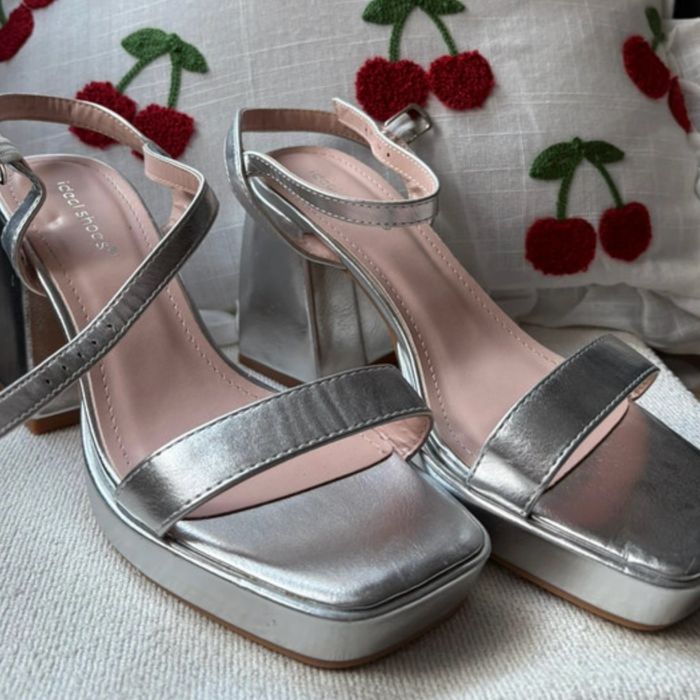 Wysokie srebrne buty na słupku