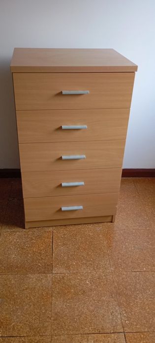 Cama, cabeceira, secretaria, estante