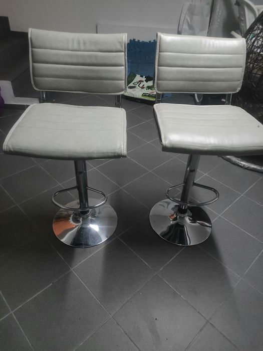 2 Cadeiras de Bar com elevação