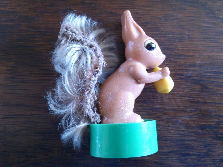 Afia lápis de coleção anos 70, esquilo come avelã quando se puxa  rabo