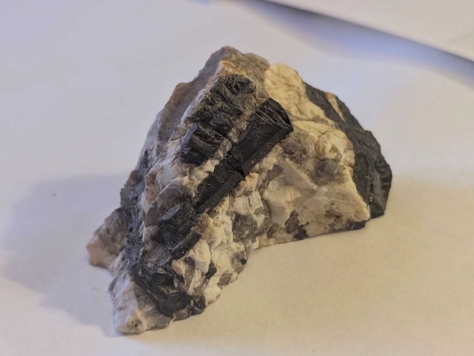 Turmalin czarny kryształy w pegmatycie okaz naturalny 7cm