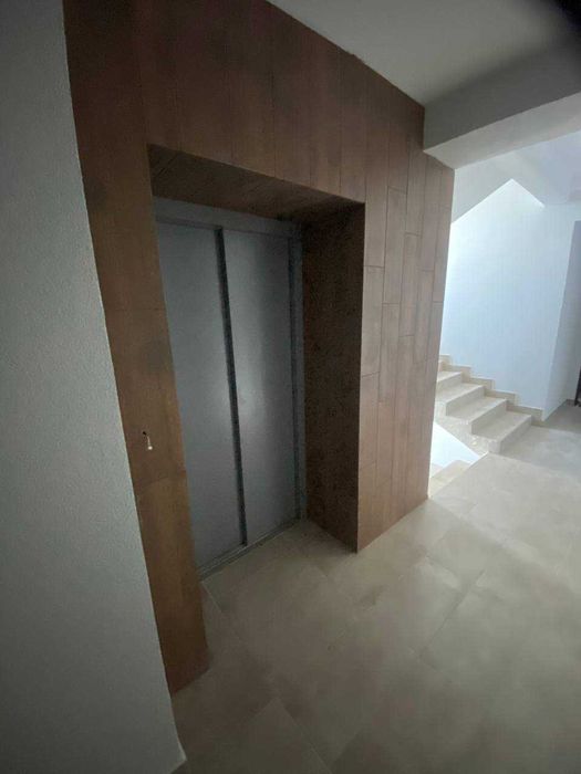 Продаж 2-кімнатної квартири поруч міського озера та неподалік Центру.