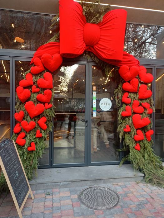 Оформлення фасаду на день закоханних