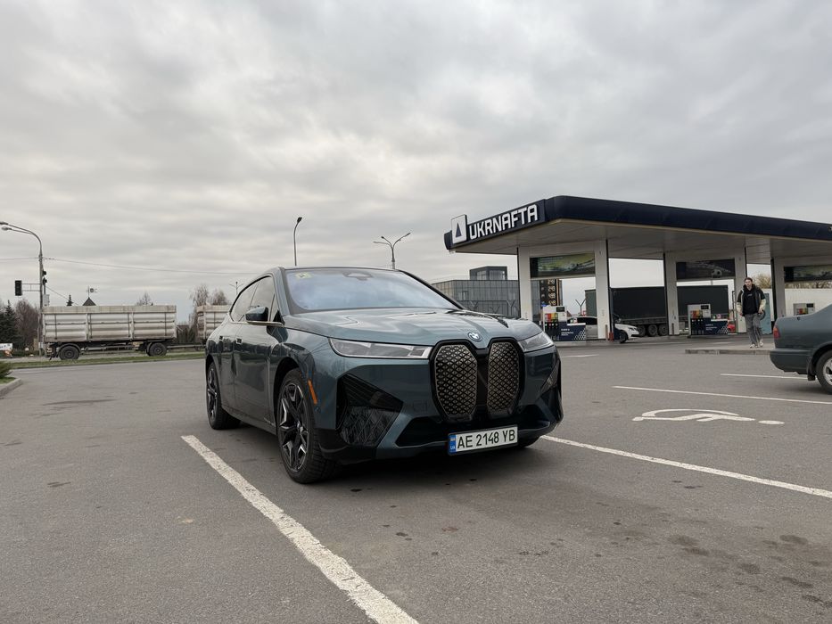 Єлектромобіль IX 2023