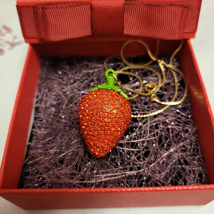 Кулон клубничка с камешками  Сваровски