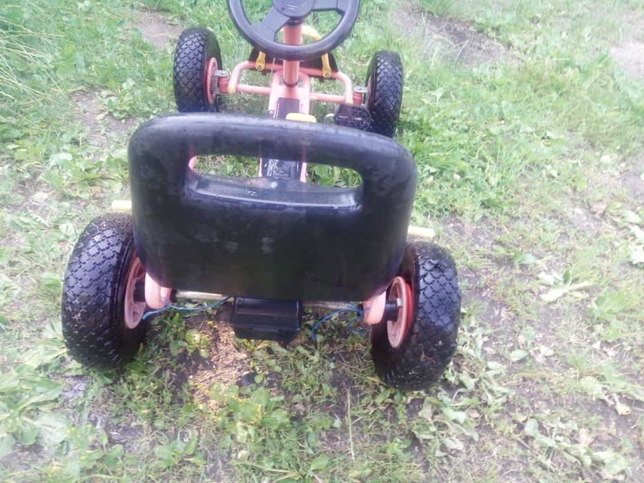 Stary gokart dziecięcy na pedały