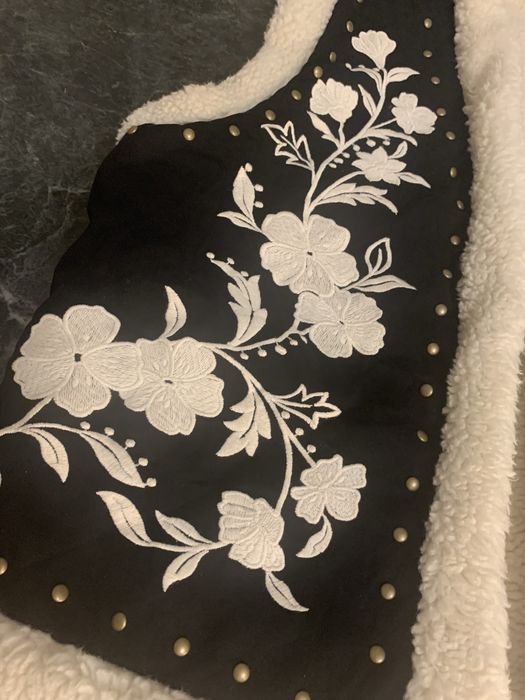 Жилетка з вишивкою