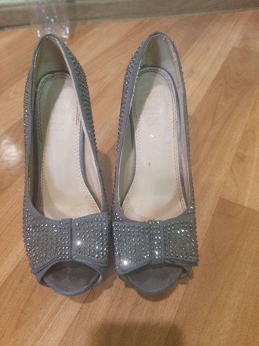 Босоножки     женские   на     каблуках .