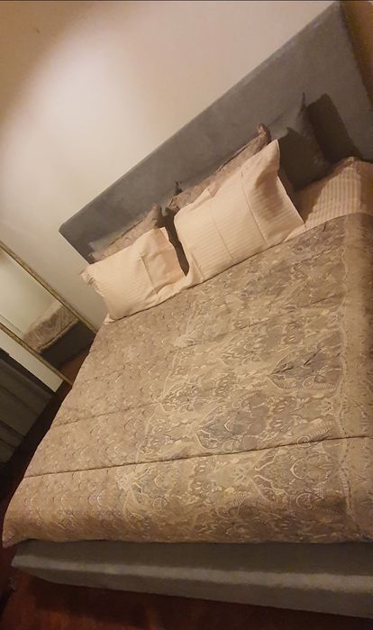 Cama King Size estofadada em tecido lavável cinza claro