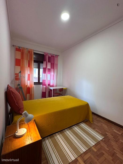 Quarto - localizado em Santo Ildefonso Porto