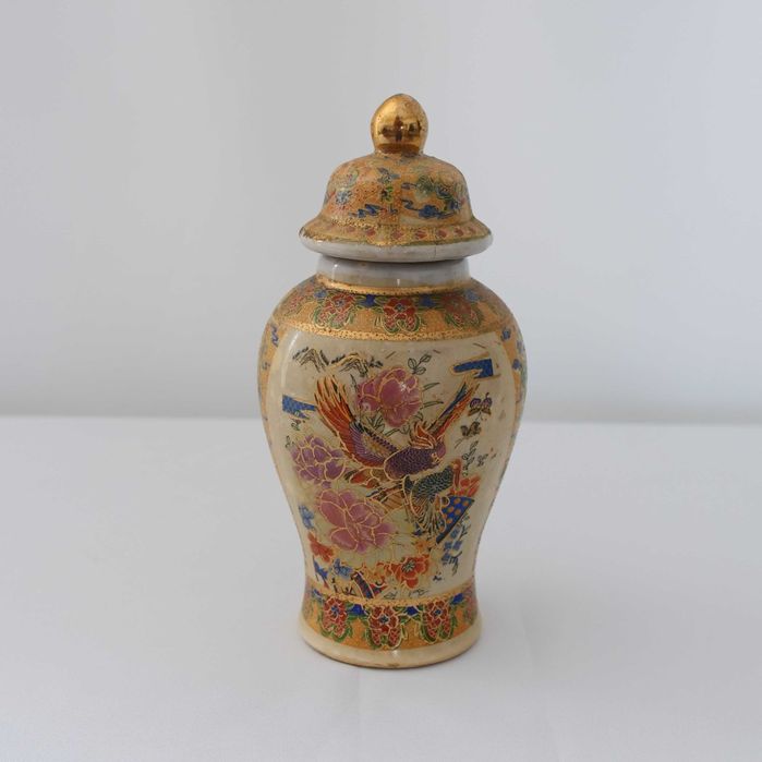 Pote ao estilo Satsuma em porcelana oriental