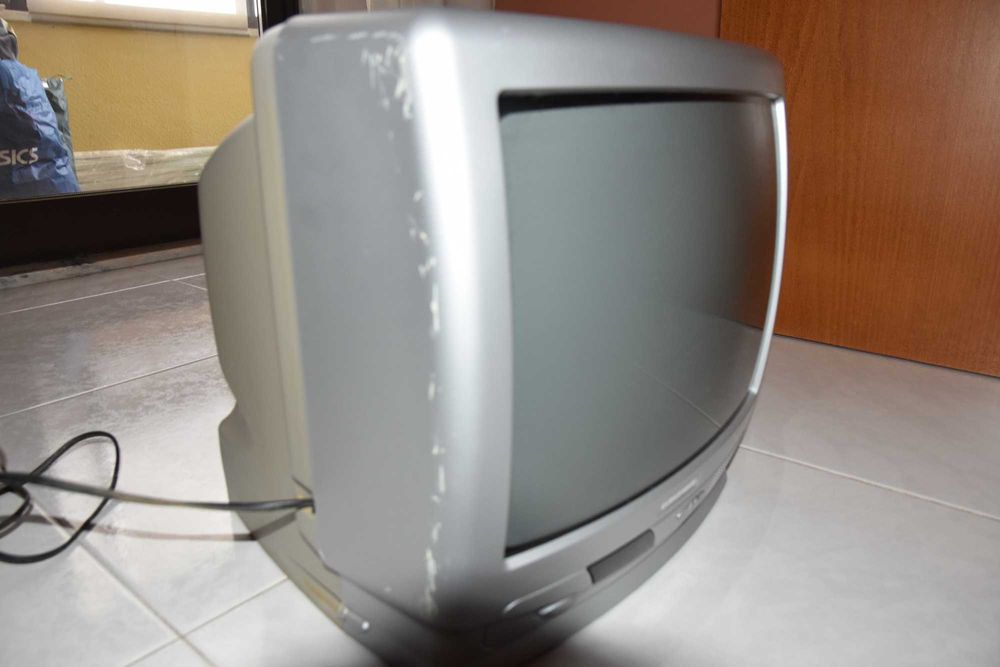 Vendo TV crt Grundig  diagonal 37cm cor prata