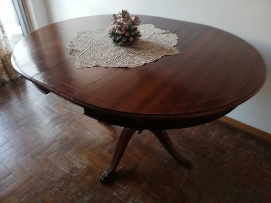 Mesa de madeira escura antiga. Dimensão adaptável