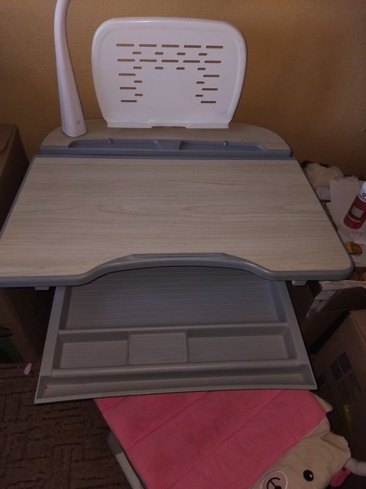 Стіл парта ,регулюється по висоті+ лампа+ підставка для книг