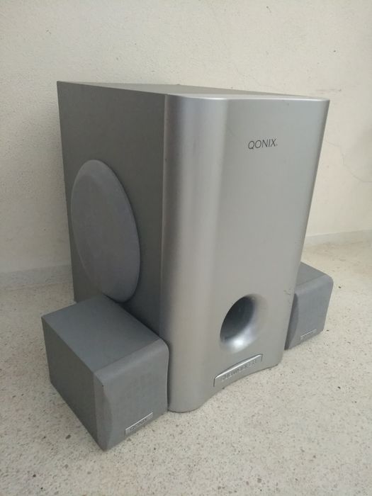 Subwoofer marca QONIX mais duas colunas, muito bom som, exemplar estado 
Dá para aplicação no carro