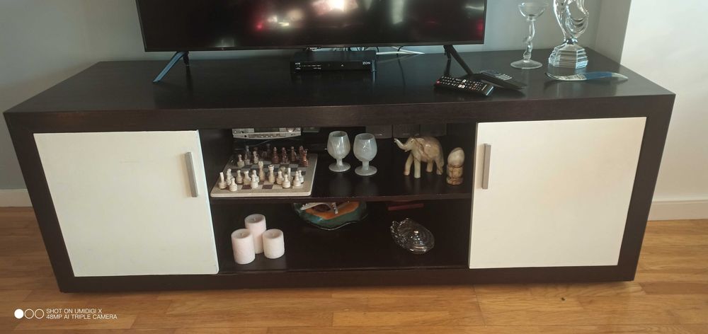 Móvel de TV e pequena estante