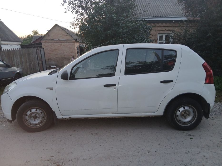 Машина  Dacia Sandero
