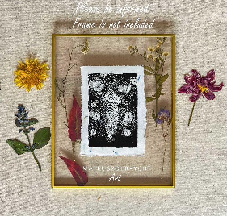 Tygrys w stawie z liliami linoryt na papierze z kwiatami handmade