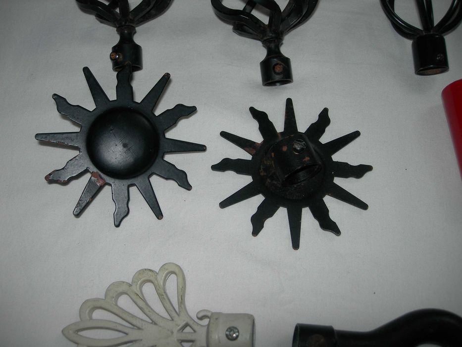 Ponteiras de varões de cortinados. 2 € cada.