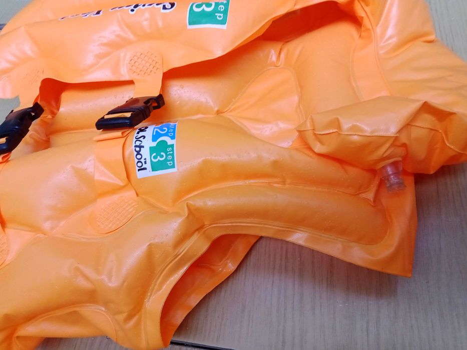 Страхувальний надувний жилет для дітей.