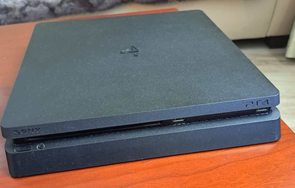 Vendo Ps4 com 2 comandos.