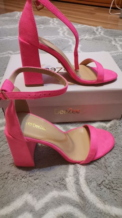 Sandałki damskie na słupku