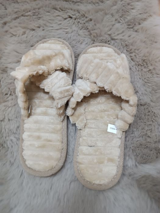 Kapcie beżowe futrzane