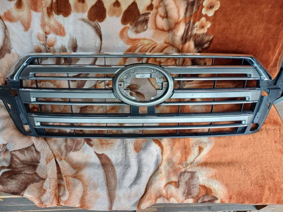 Продам оригінальну решітку Land Cruiser 200