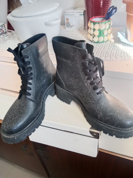 Botas pretas com atacadores Lemon jelly