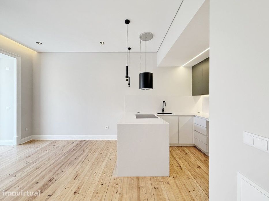 Apartamento T3 Remodelado com 2 Suites, Closet e logradouro na Av. ...