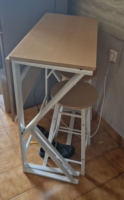 Mesa  alta extensível nova com 2 bancos