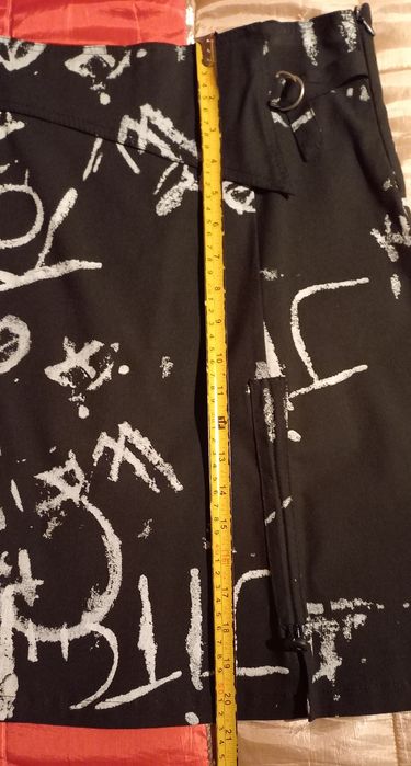 2 saias de verão, cor tijolo e preta c/ desenhos brancos, pelo joelho