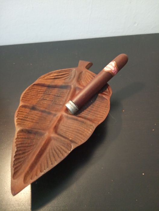 Original Cinzeiro em madeira esculpida à mão, forma de folha e charuto