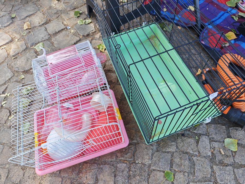 Várias gaiolas para animais