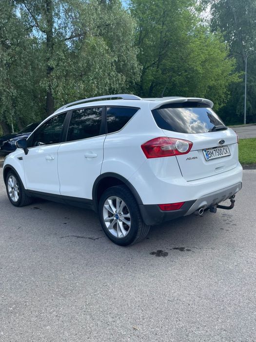 Авто Ford Kuga 2012 офіційний.