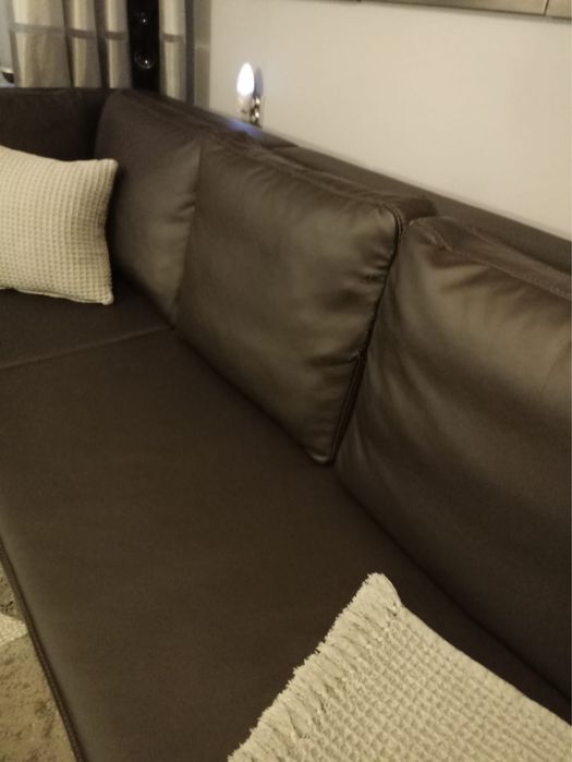 Sofa z ekoskóry:dwa elementy oraz poduszki