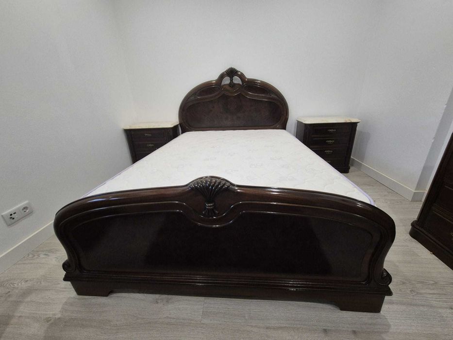 Quarto de Casal Completo em Madeira Maciça | Roupeiro, Cama, Cómoda, Mesinhas e Espelho