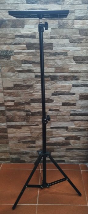 Tripé com Prateleira Multiusos