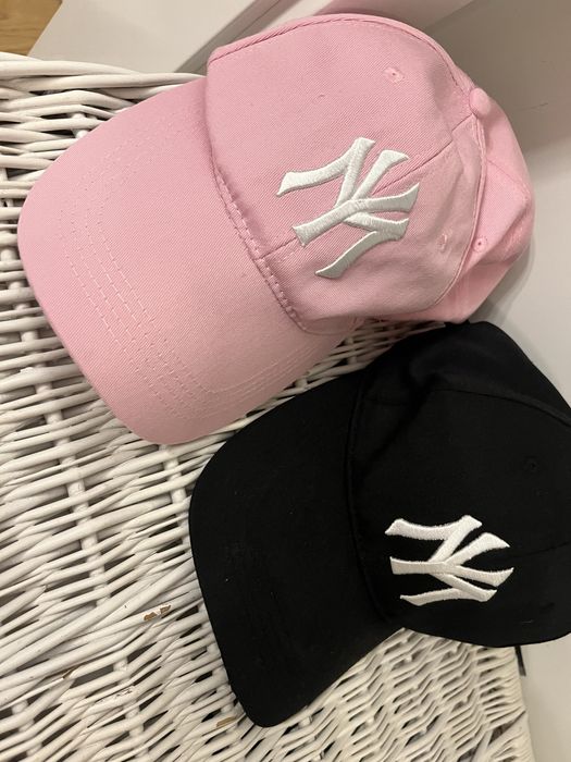 Dwie czapki z daszkiem jak nowe rozowa i czarna