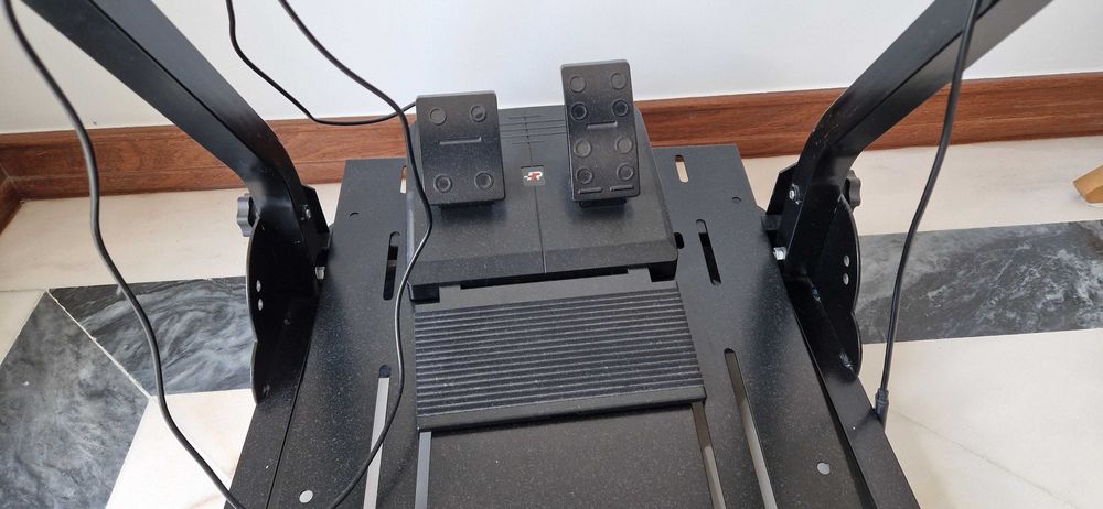 Volante PS4 e cockpit, em conjunto ou separado